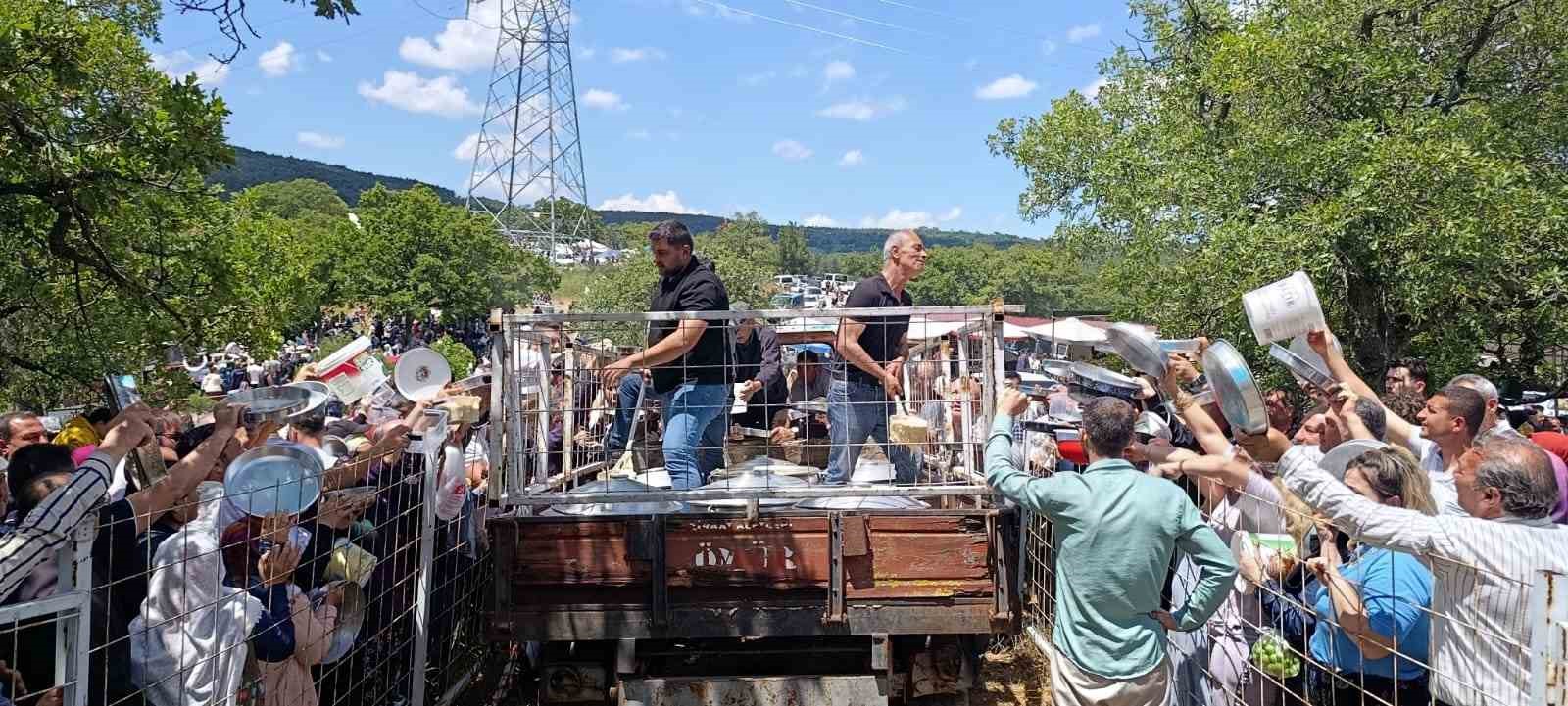 Bayramiç’te 20 bin kişinin katılımı ile "Garipçe köy hayrı" yapıldı