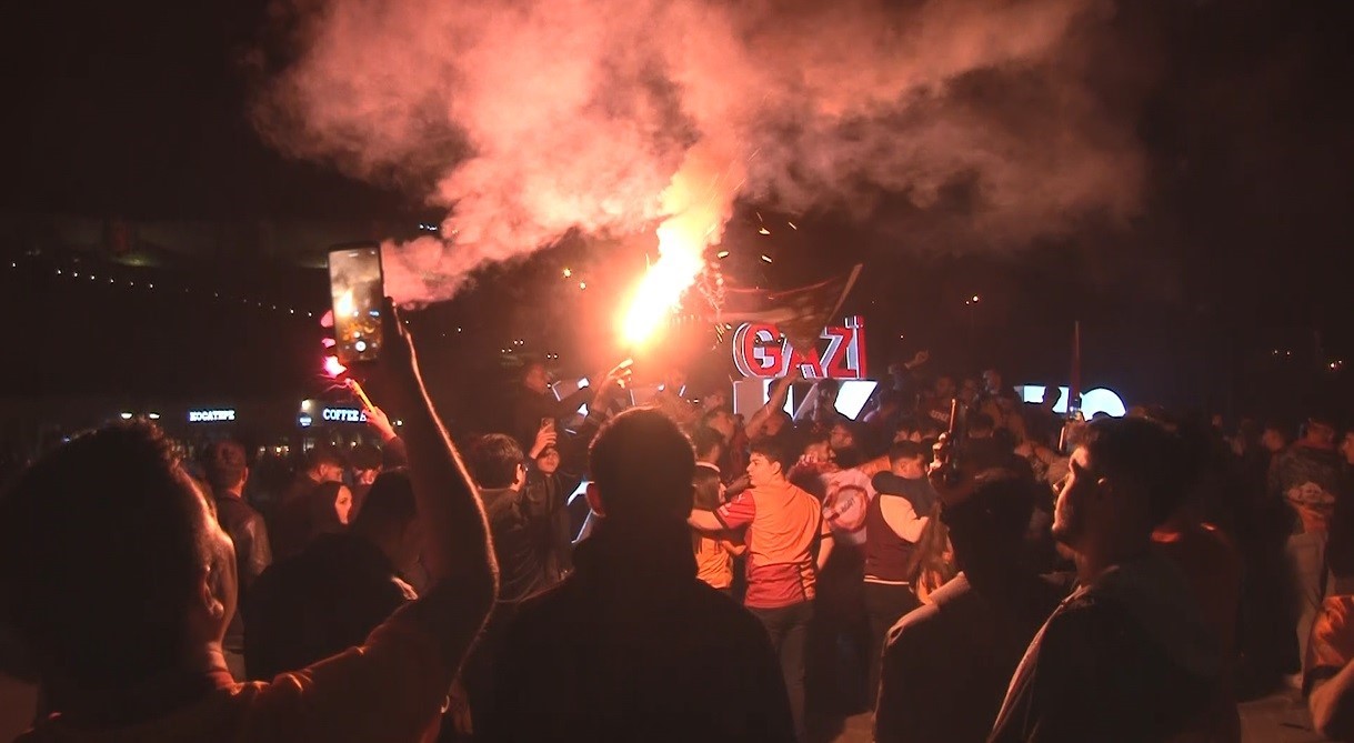 Kars&rsquo;ta Galatasaraylılar sokaklara akın etti
