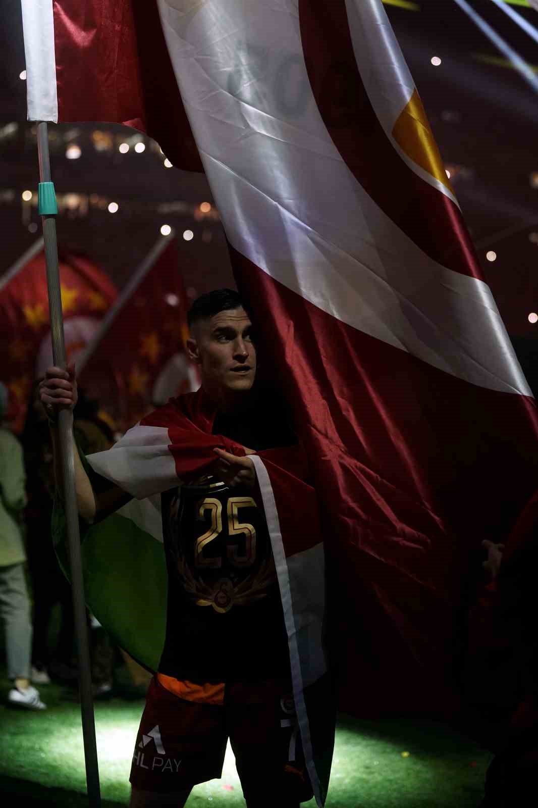 Galatasaraylı futbolcular şampiyonluğu marşlar ve şarkılarla kutladı