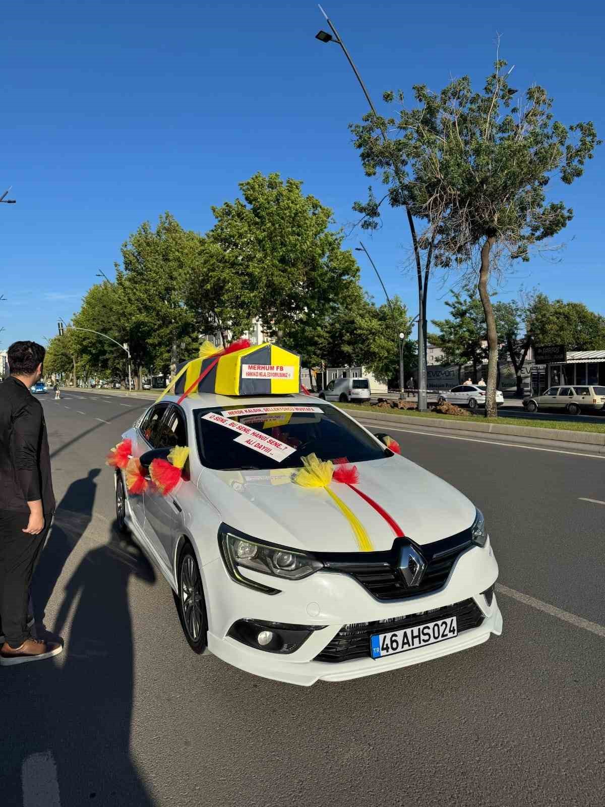 Ara&ccedil;larına Fenerbah&ccedil;e bayraklı tabut yerleştiren iki s&uuml;r&uuml;c&uuml;ye ceza
