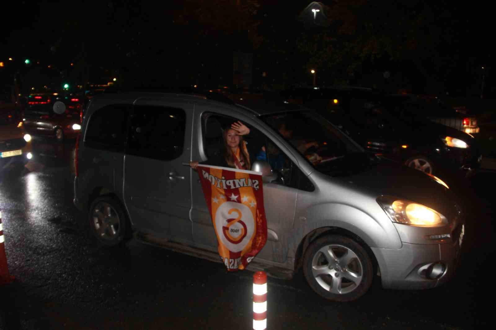 Galatasaray taraftarları, Ordu&rsquo;da sokaklara d&ouml;k&uuml;ld&uuml;
