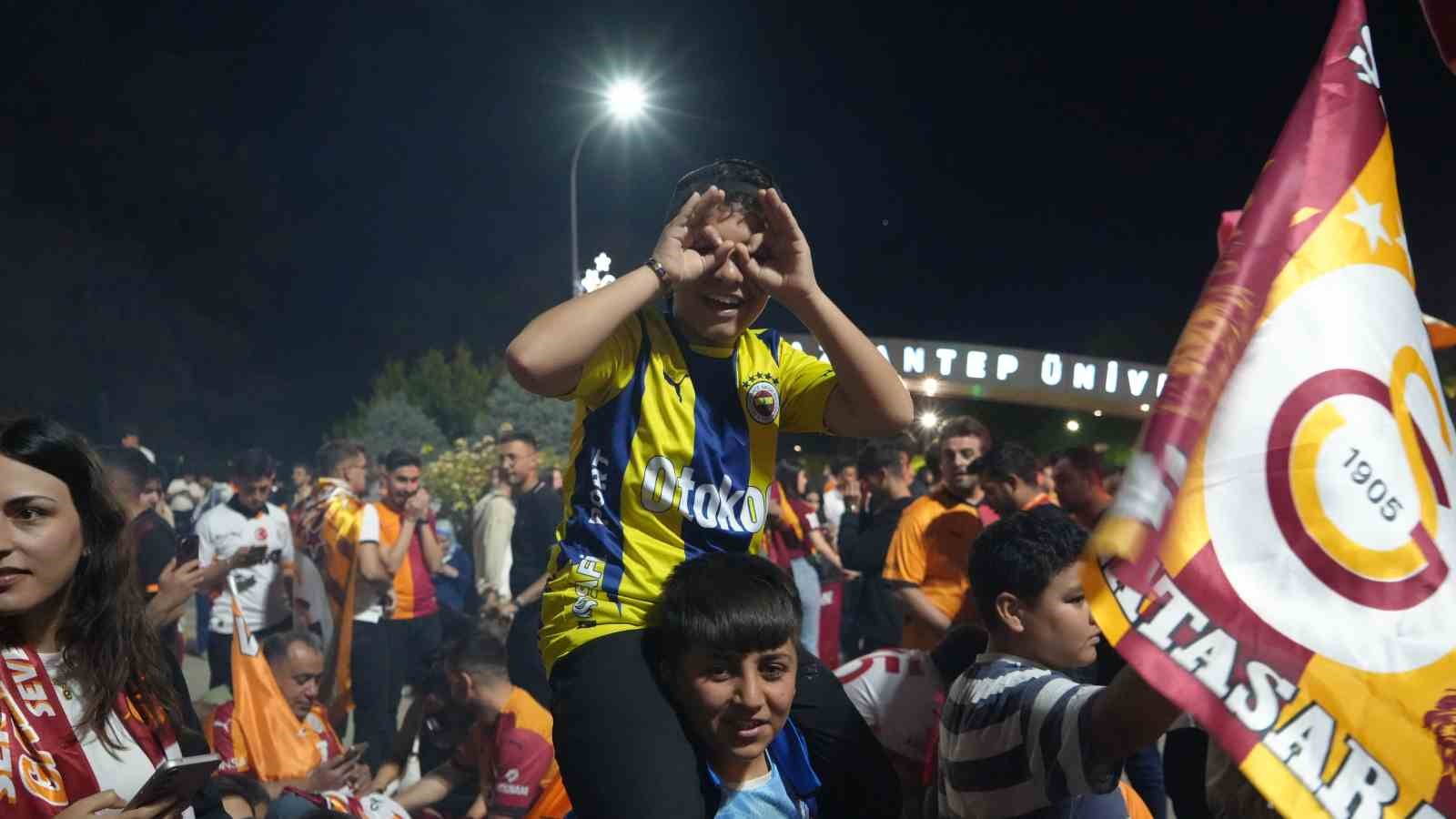 Galatasaray’ın şampiyonluğu Gaziantep’te davul, zurna ve halayla kutlandı