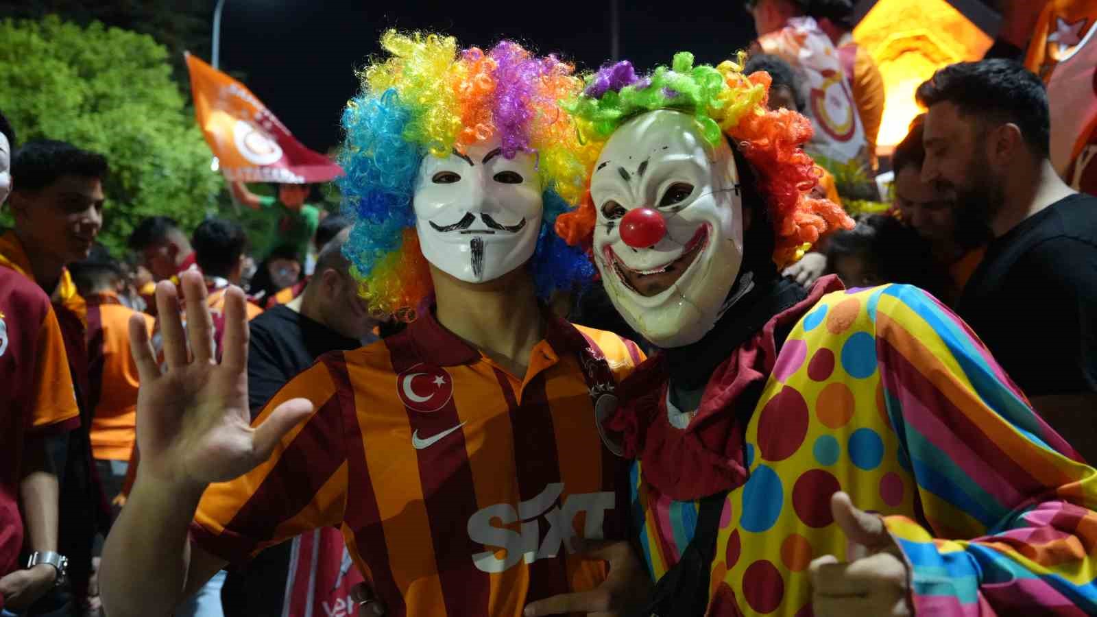 Galatasaray’ın şampiyonluğu Gaziantep’te davul, zurna ve halayla kutlandı