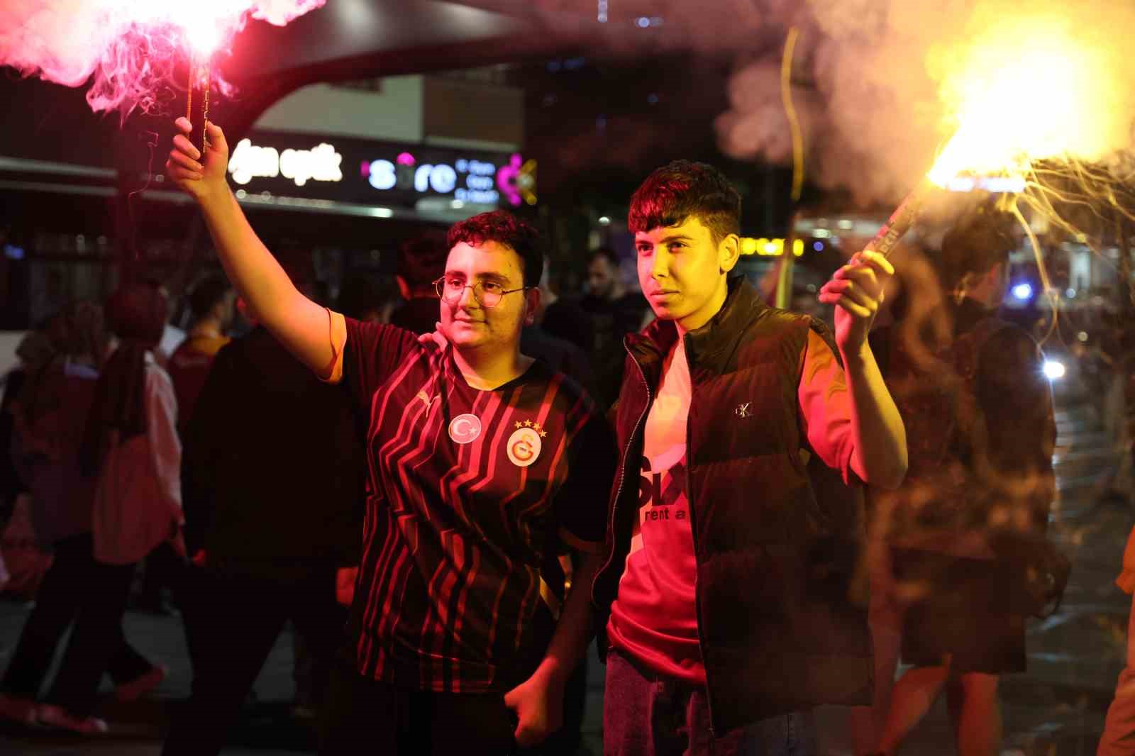Galatasaray&rsquo;ın şampiyonluğu Elazığ&rsquo;da coşkuyla kutlandı
