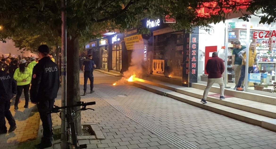 Bursa’da kutlamalarda Fenerbahçeliler Derneği’ne meşale atan taraftar gözaltına alındı