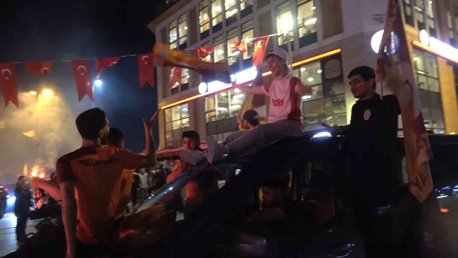 Galatasaray&rsquo;ın 25. şampiyonluğu Yalova&rsquo;da coşkuyla kutlandı
