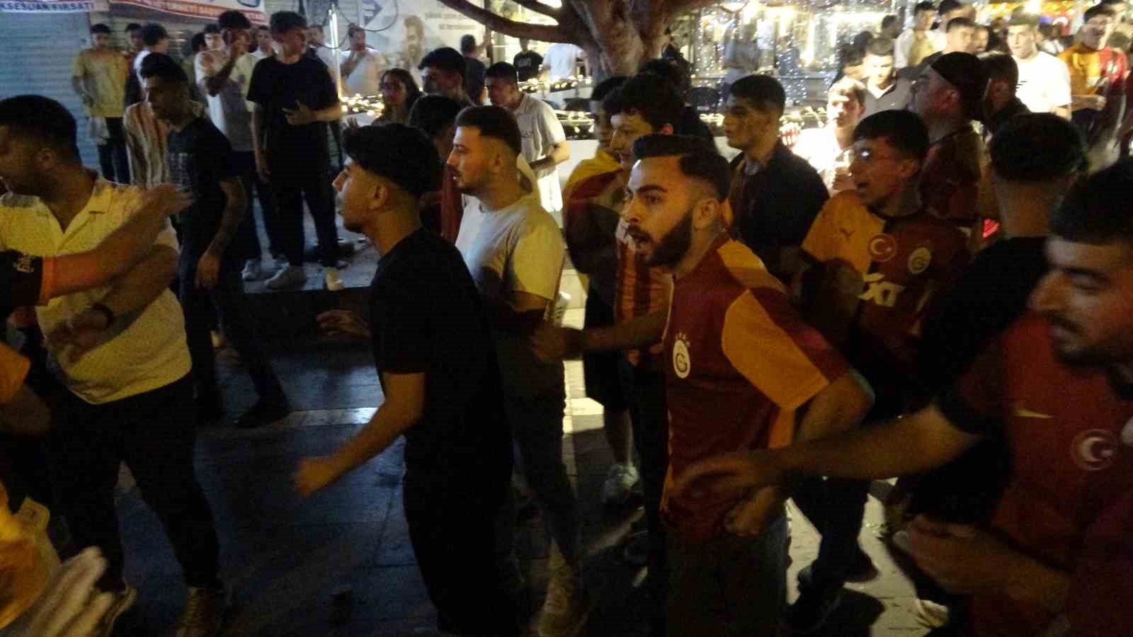 Adana&rsquo;da şampiyonluk kutlamasında olay: Adana Demirspor taraftarları ile Galatasaraylılar birbirine girdi
