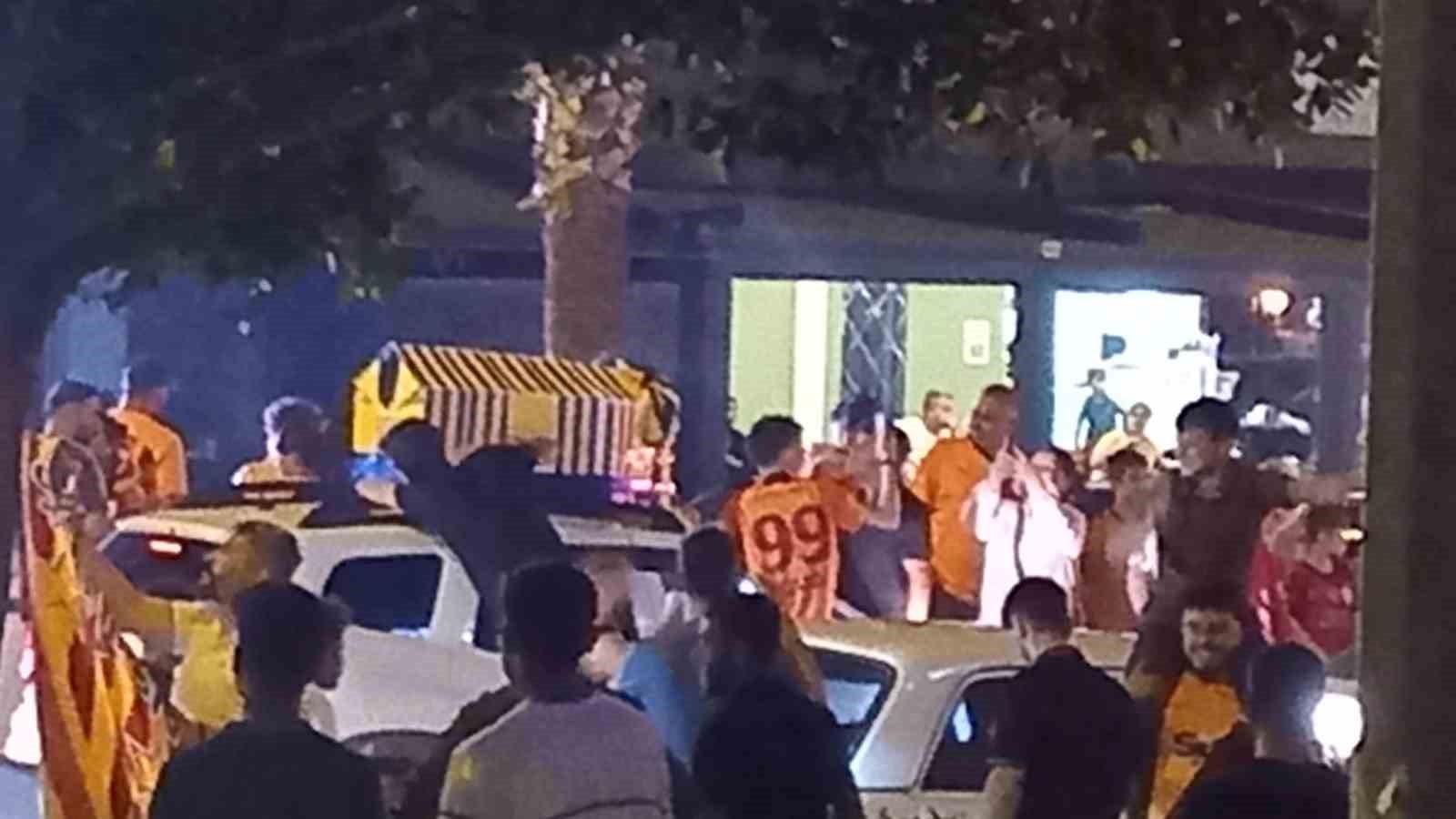 Galatasaraylı taraftarlardan Fenerbahçe’ye tabutlu gönderme 