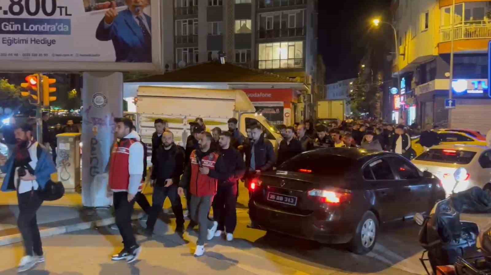 Eskişehirspor taraftarı sokağa d&ouml;k&uuml;ld&uuml;
