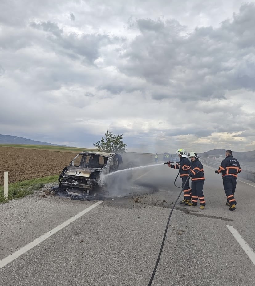&Ccedil;ankırı&rsquo;da &ccedil;ıkan taşıt yangınları itfaiye ekipleri tarafından s&ouml;nd&uuml;r&uuml;ld&uuml;
