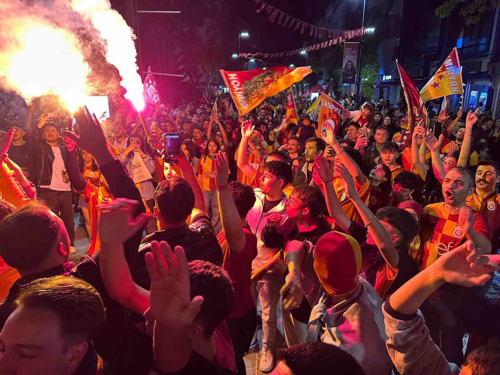 Galatasaray’ın şampiyonluğu Uşak’ta coşkuyla kutlandı