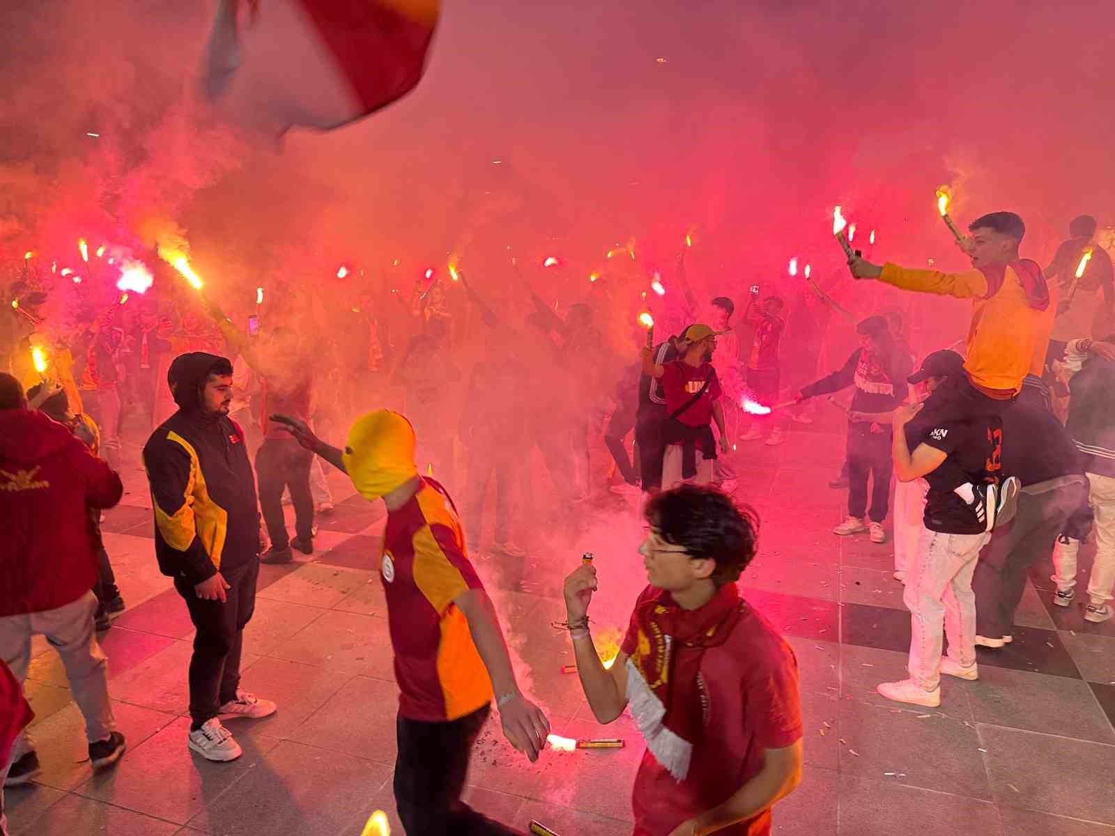Galatasaray&rsquo;ın şampiyonluğu Uşak&rsquo;ta coşkuyla kutlandı
