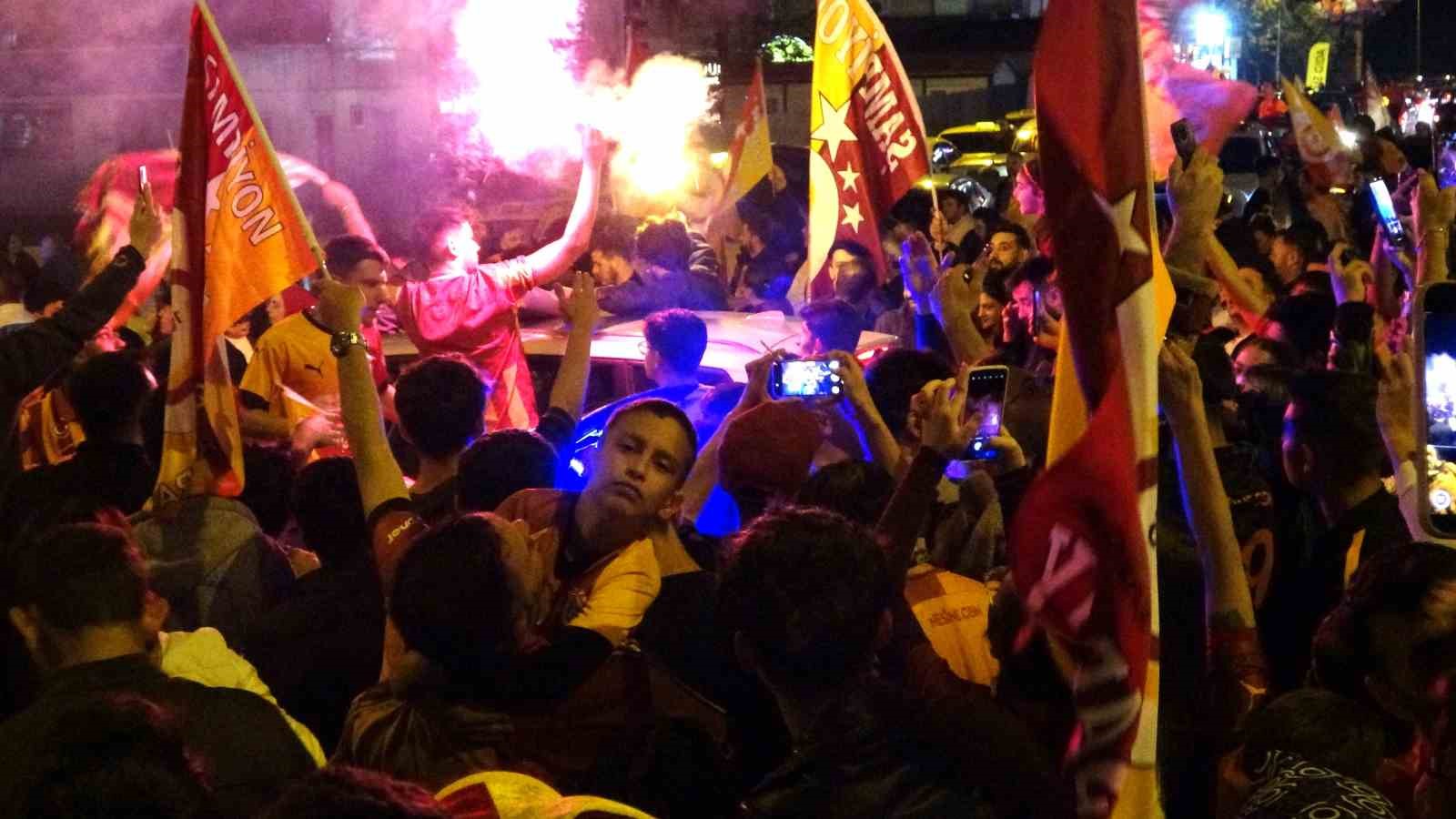 K&uuml;tahya&rsquo;daki kutlamalara Fenerbah&ccedil;eli taraftar da katıldı
