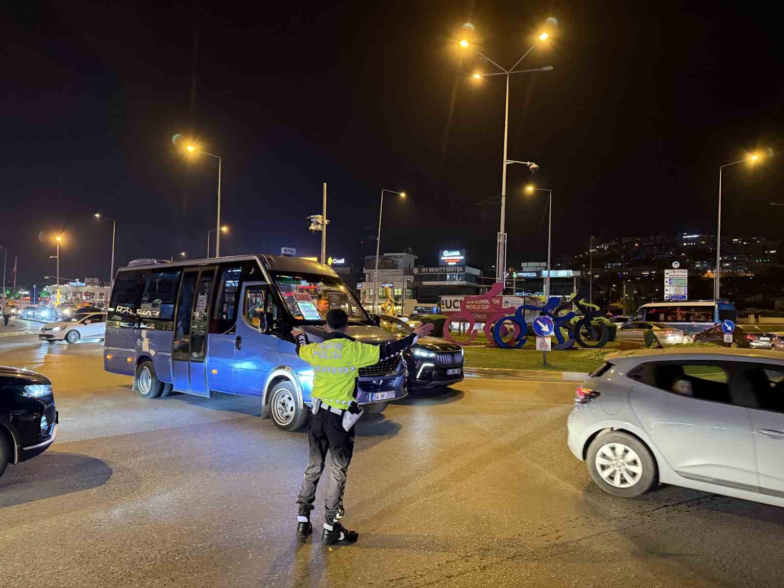 Galatasaray şampiyonluğunu ilan etti, Sakaryalı taraftarlar sokağa d&ouml;k&uuml;ld&uuml;
