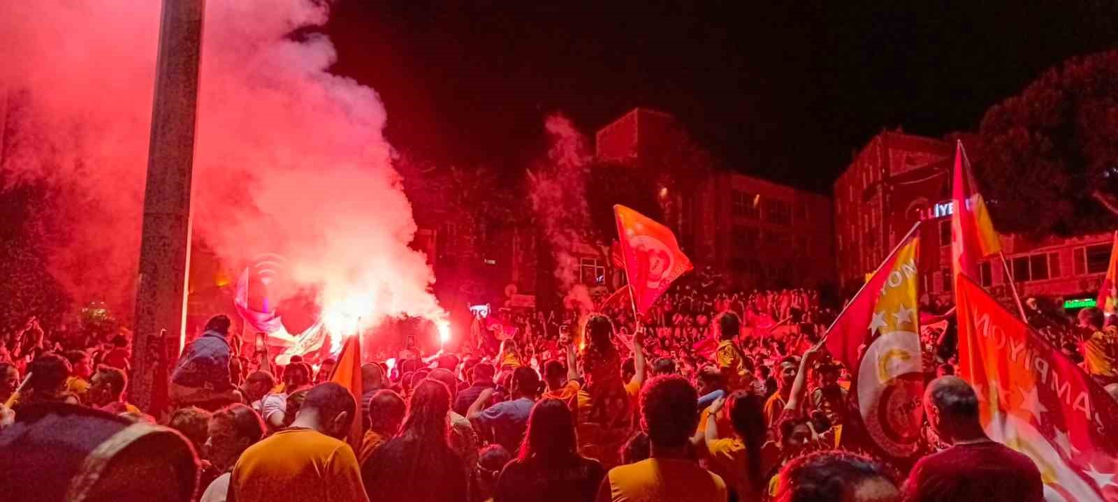 İzmir’de sarı-kırmızılı taraftarlar şampiyonluğu kutladı