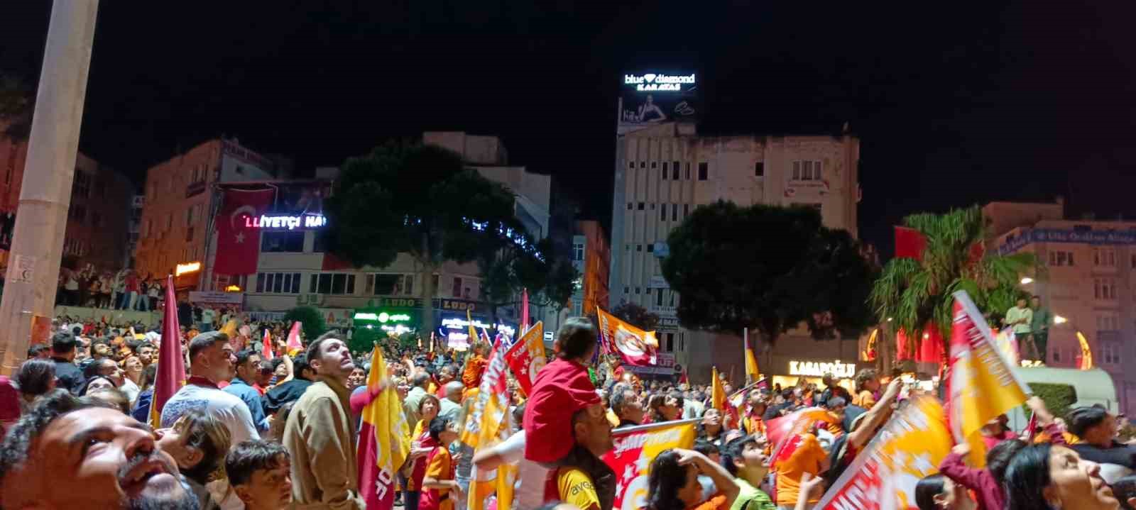 İzmir&rsquo;de sarı-kırmızılı taraftarlar şampiyonluğu kutladı
