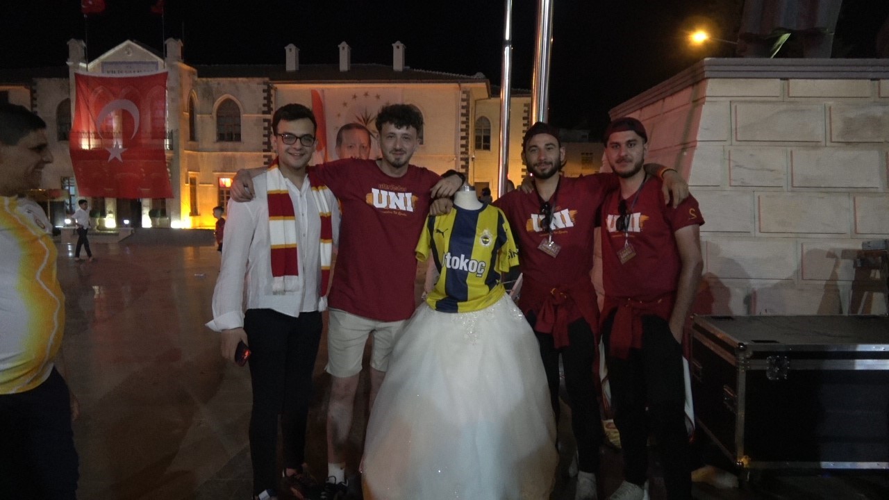 Galatasaray taraftarları sınır kentinde şampiyonluğu renkli görüntülerle kutladı