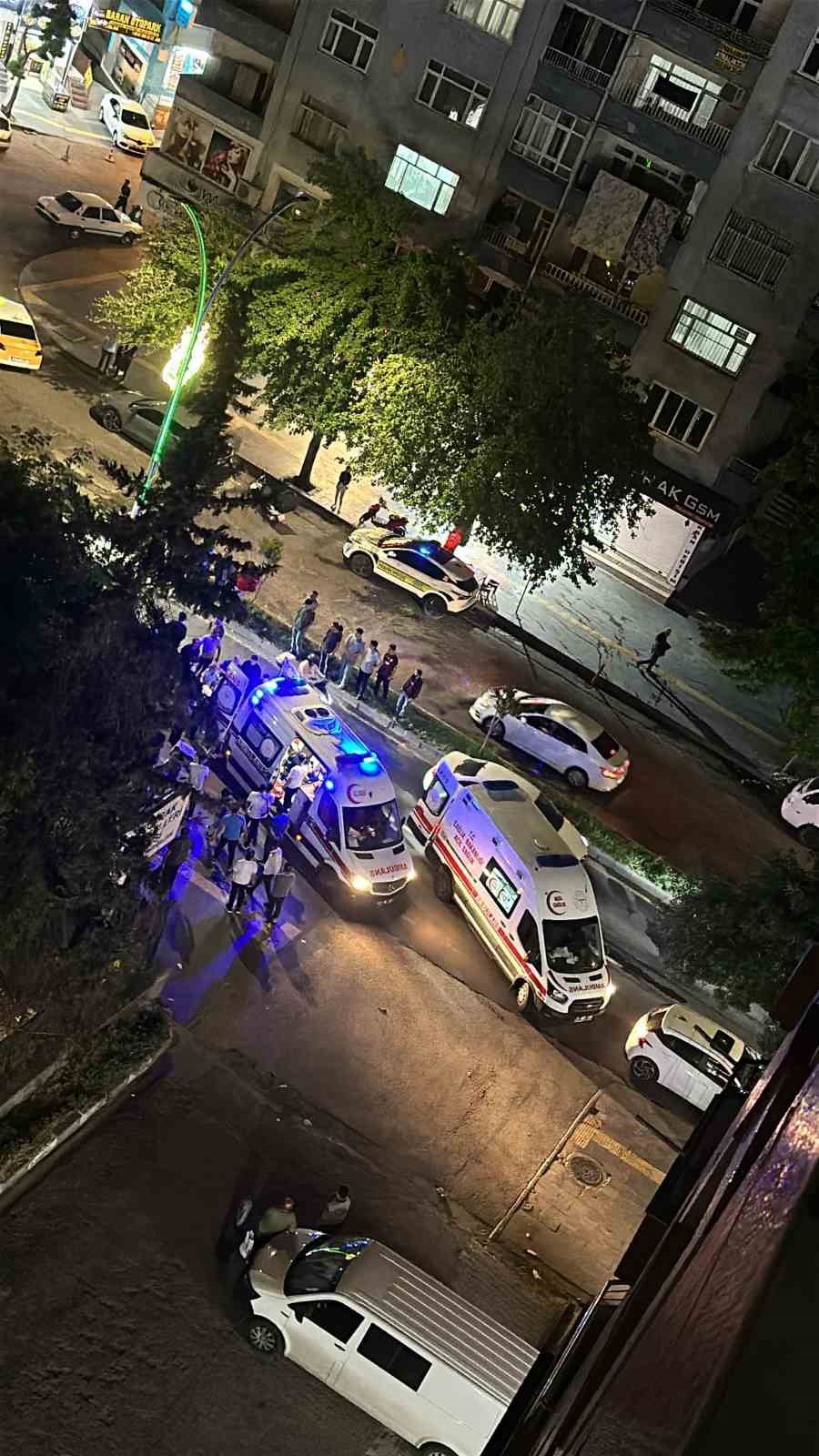 Diyarbakır’da motorkurye yayalara çarptı: 3 yaralı