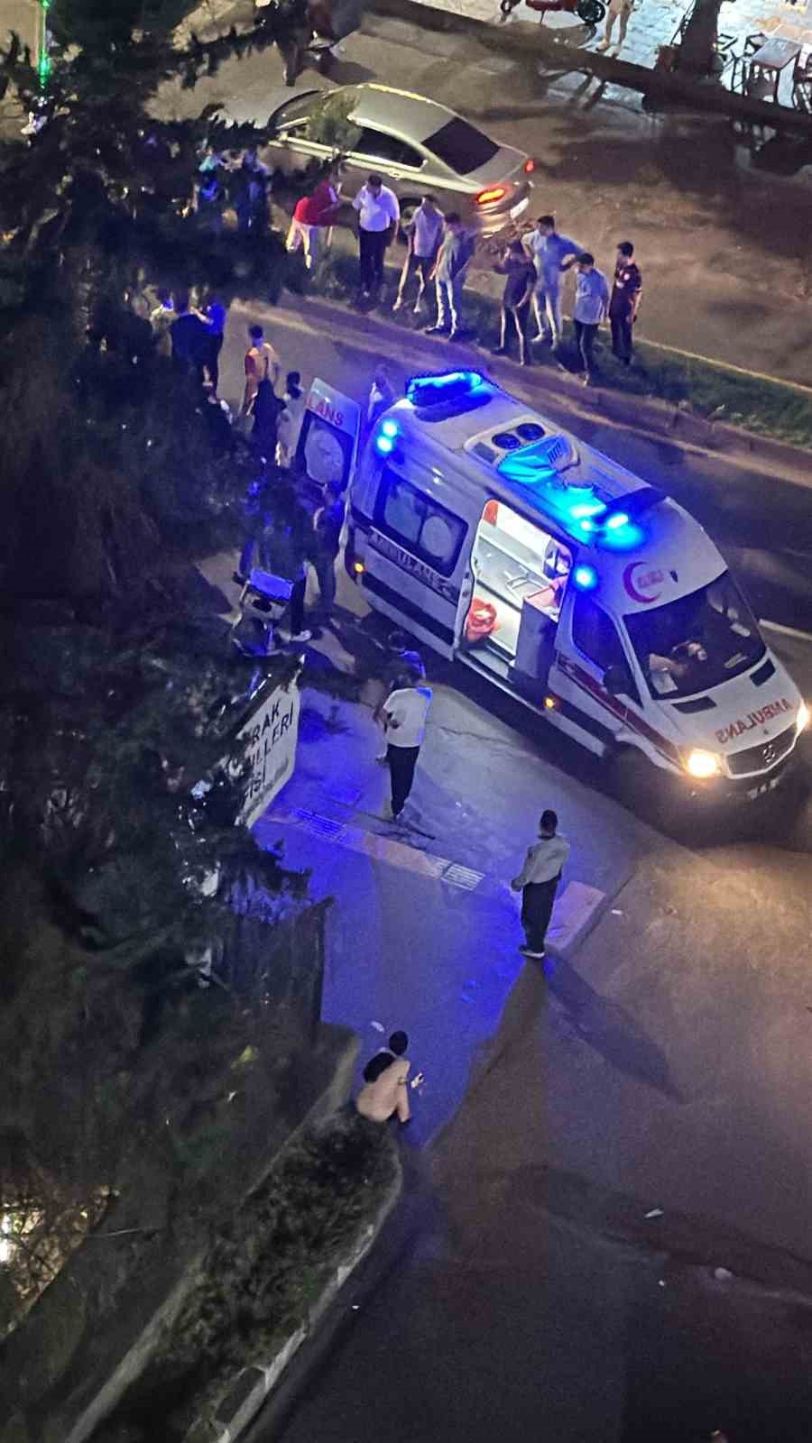 Diyarbakır&rsquo;da motorkurye yayalara &ccedil;arptı: 3 yaralı
