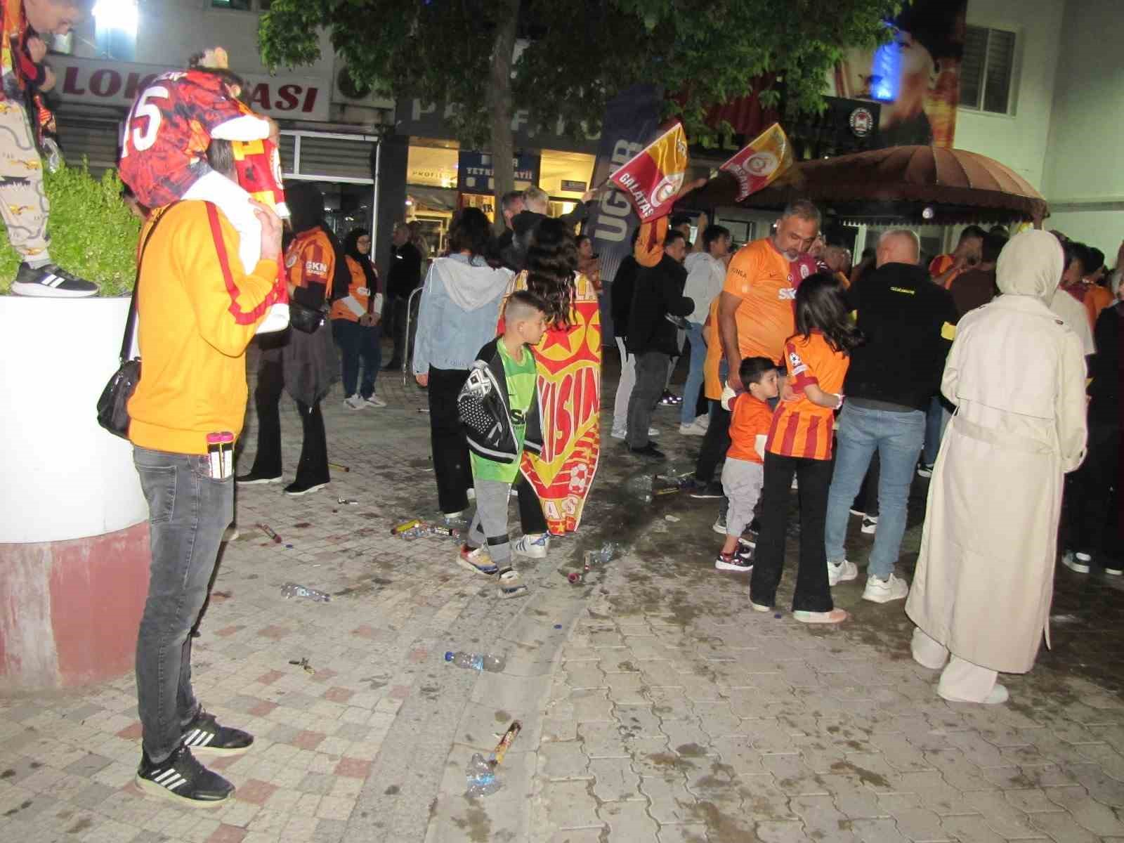 Hisarcık’ta Galatasaray taraftarları şampiyonluğu kutladı