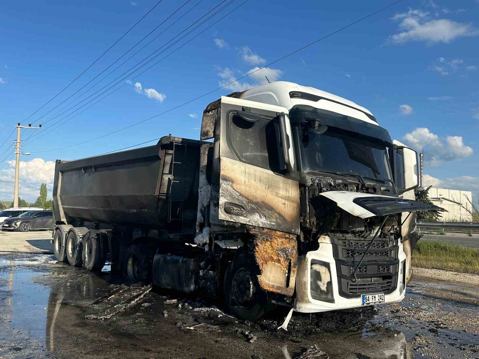 Alev alan park halindeki tır yandı
