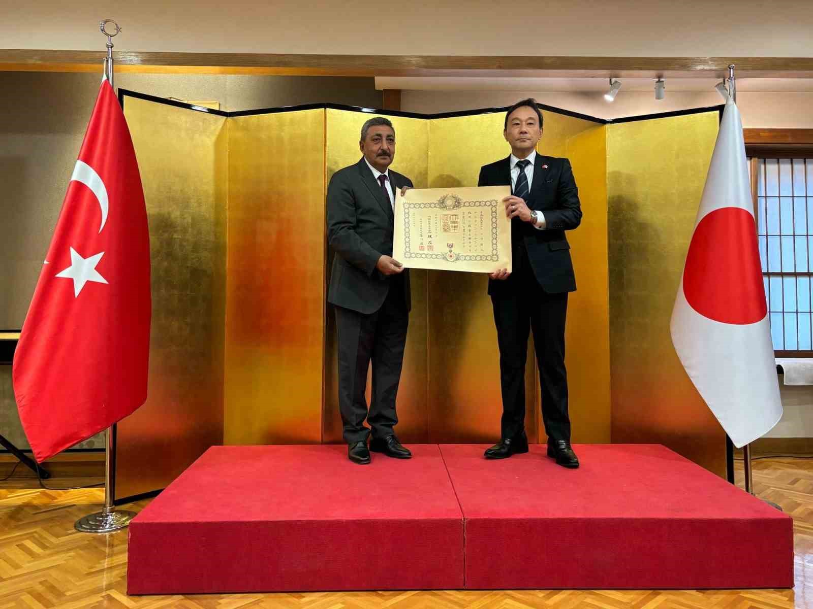 Aydın’ın başarılı müdürü Mumcu’ya Japonya İmparatorluk Nişanı verildi