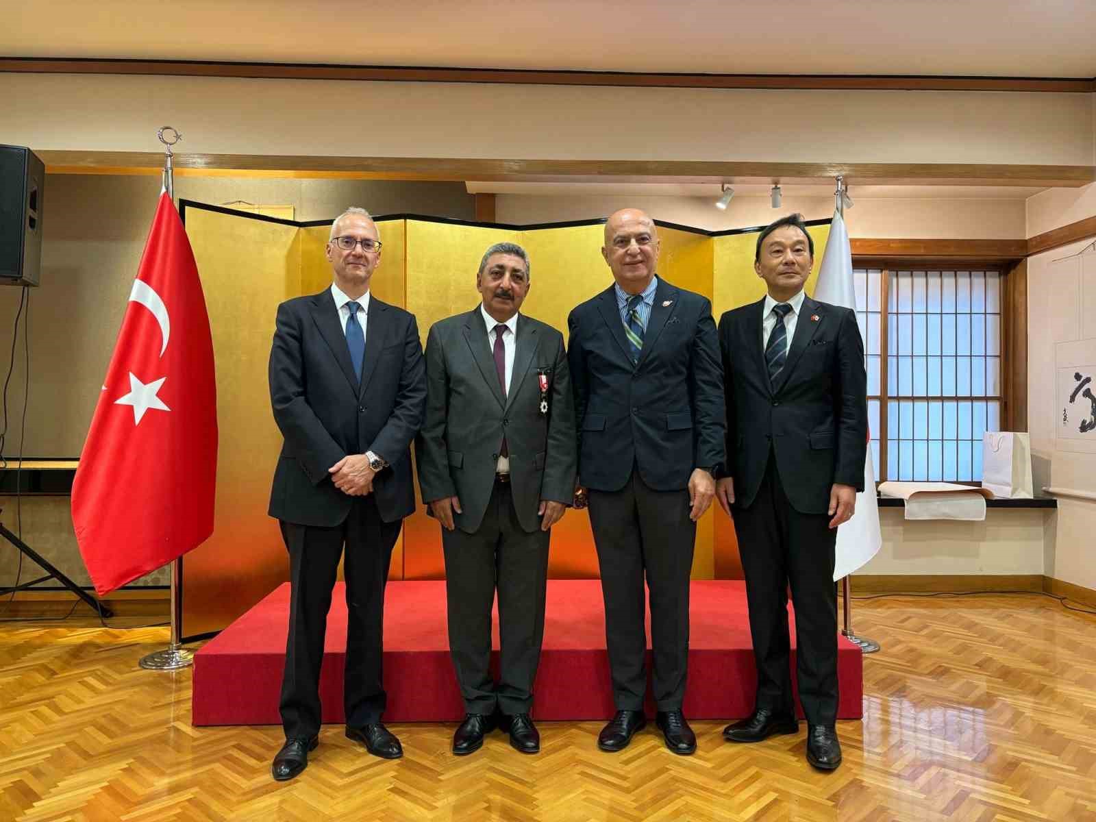 Aydın’ın başarılı müdürü Mumcu’ya Japonya İmparatorluk Nişanı verildi
