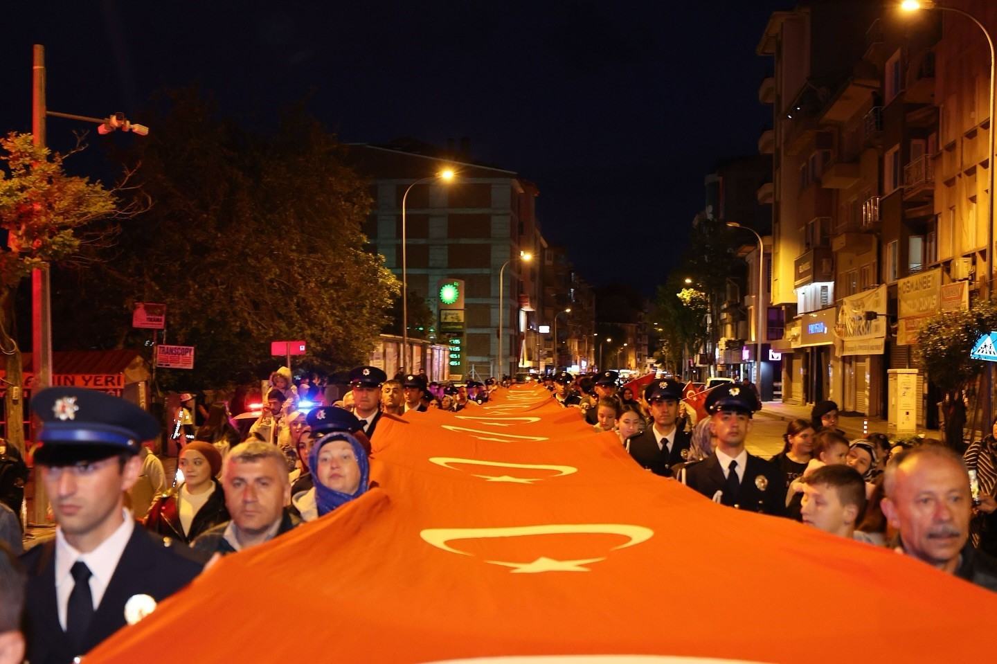 Bir kilometrelik Türk bayrağıyla 19 Mayıs coşkusu
