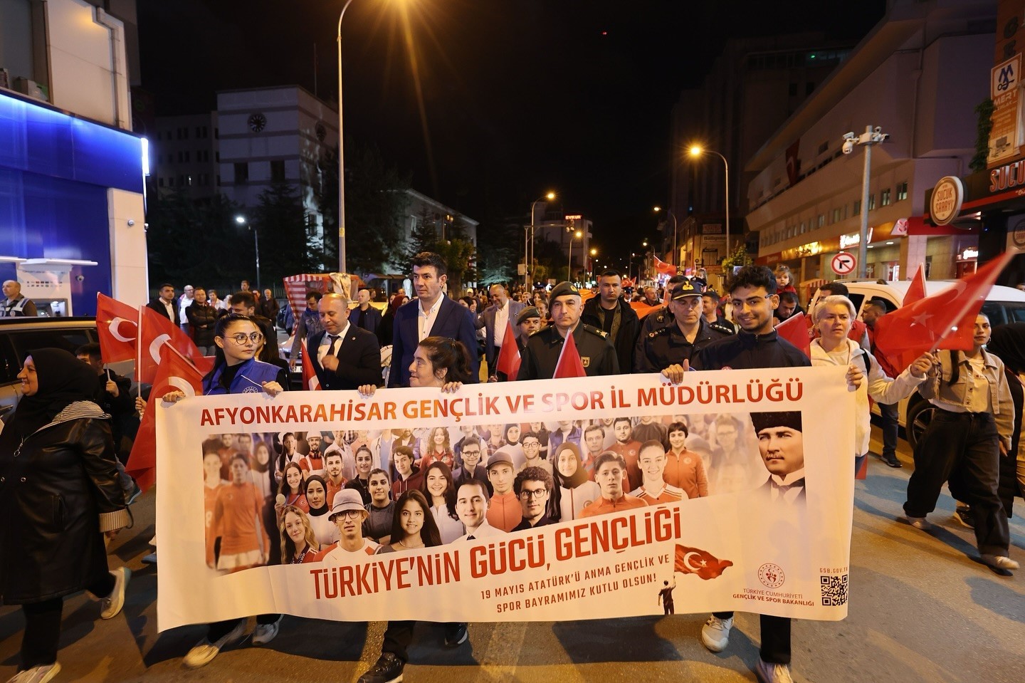 Bir kilometrelik Türk bayrağıyla 19 Mayıs coşkusu