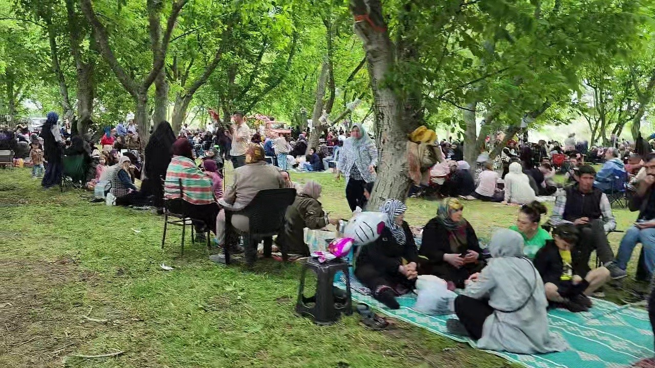 Bursa&rsquo;da 80 yıllık gelenek...47 k&uuml;&ccedil;&uuml;kbaş 2 b&uuml;y&uuml;kbaş kestiler
