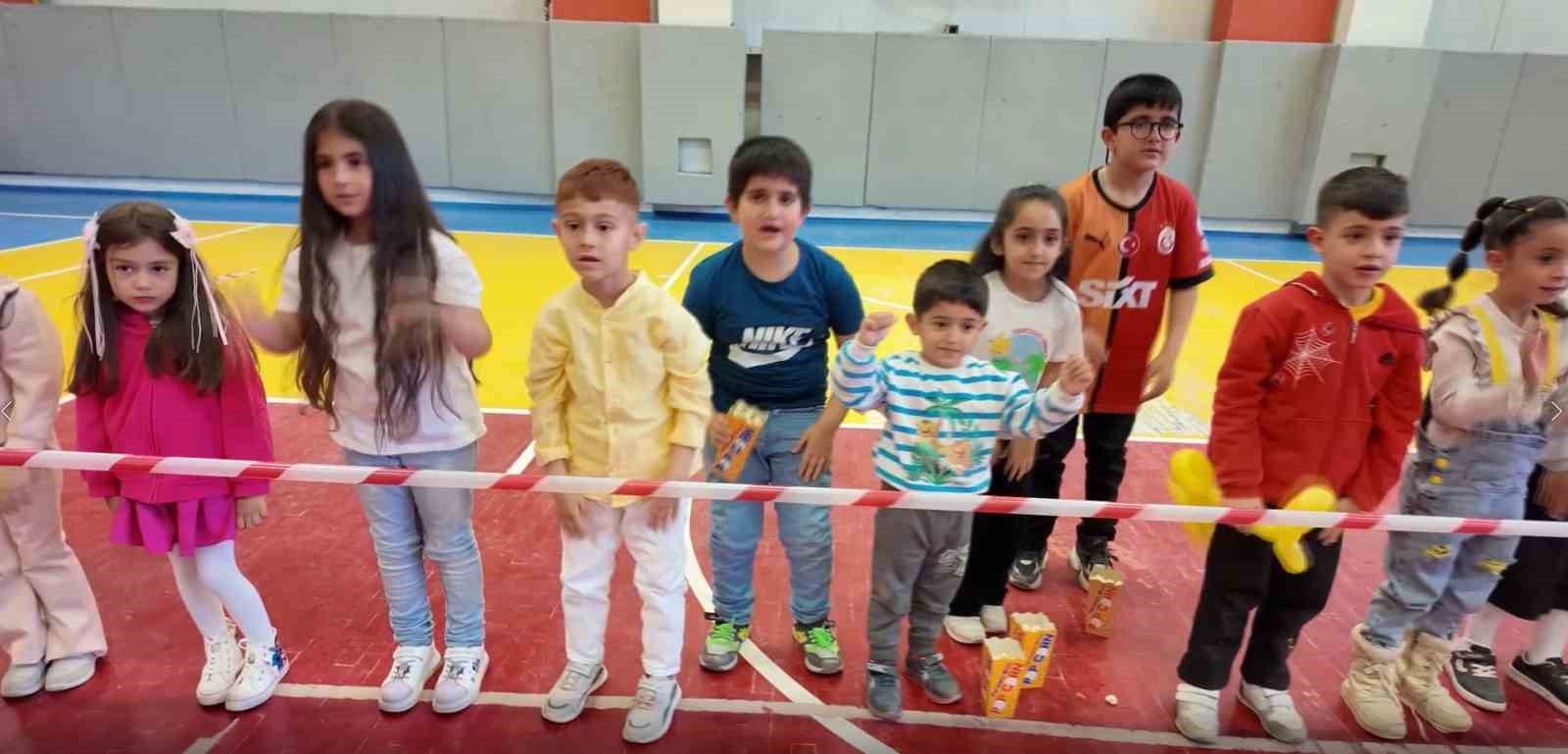 Madagaskar sirki Erciş’te nefes kesti