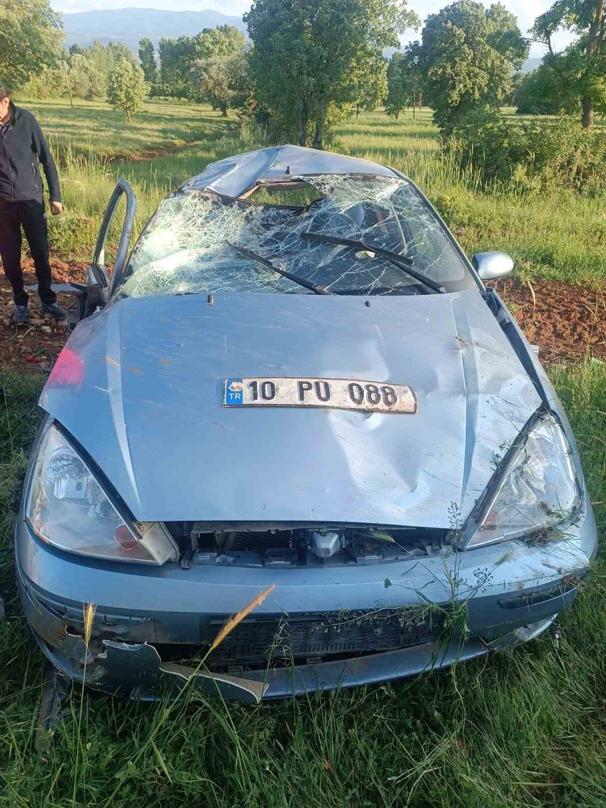 Dursunbey’de otomobil şarampole uçtu; 3 yaralı