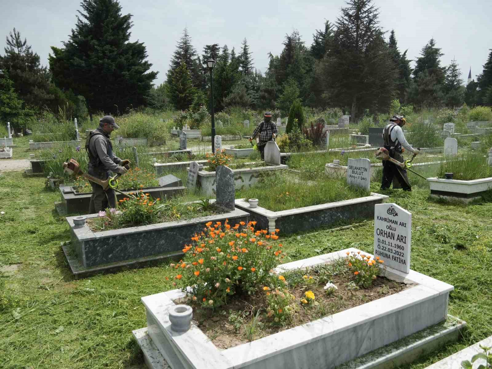 Mezarlıklarda otlar biçiliyor