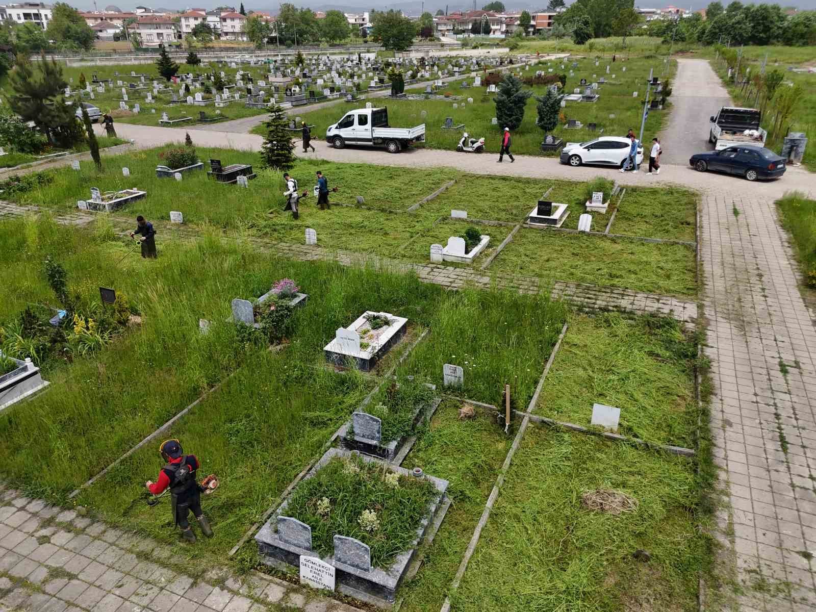 Mezarlıklarda otlar biçiliyor
