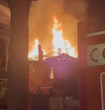 Milas’ta iki katlı ev alevlere teslim oldu