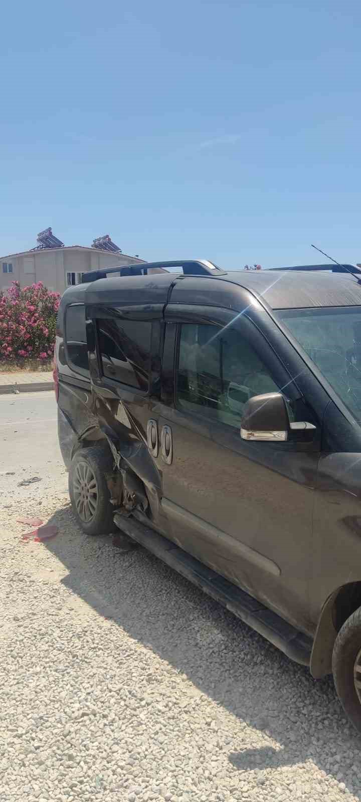 Otomobil ile ticari ara&ccedil; &ccedil;arpıştı: 1 yaralı
