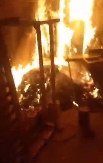 Mobilya d&uuml;kkanında &ccedil;ıkan yangın b&uuml;y&uuml;meden s&ouml;nd&uuml;r&uuml;ld&uuml;
