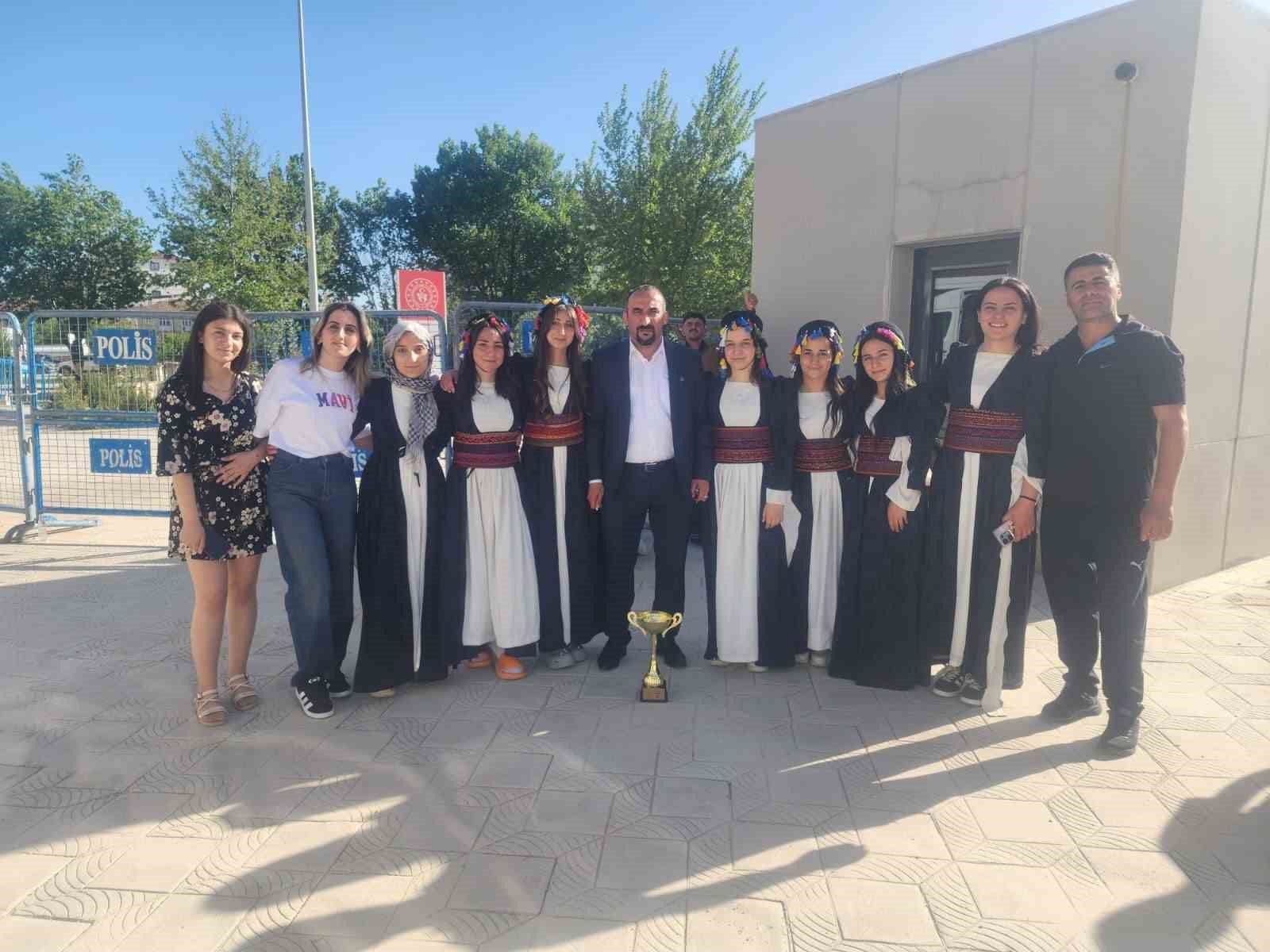 Hakkari’de iki kulüp bölge birincisi oldu