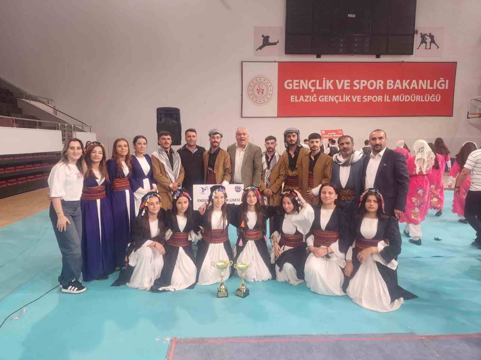 Hakkari&rsquo;de iki kulüp bölge birincisi oldu