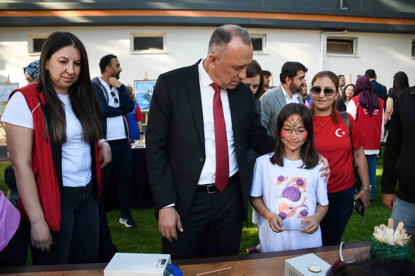 Balıkesir Gençliği, Gençlik ve Spor Festivalinde coşku ve enerjisini zirveye taşıdı