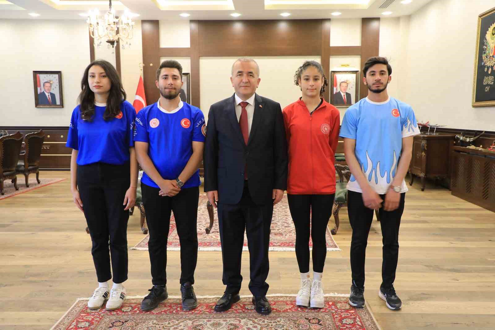 Vali Hatipoğlu, gençlerle bir araya geldi