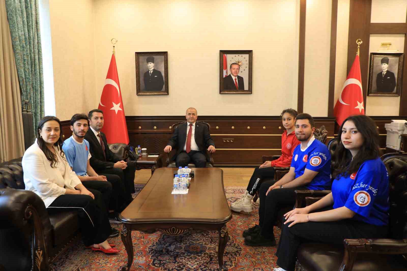 Vali Hatipoğlu, gençlerle bir araya geldi