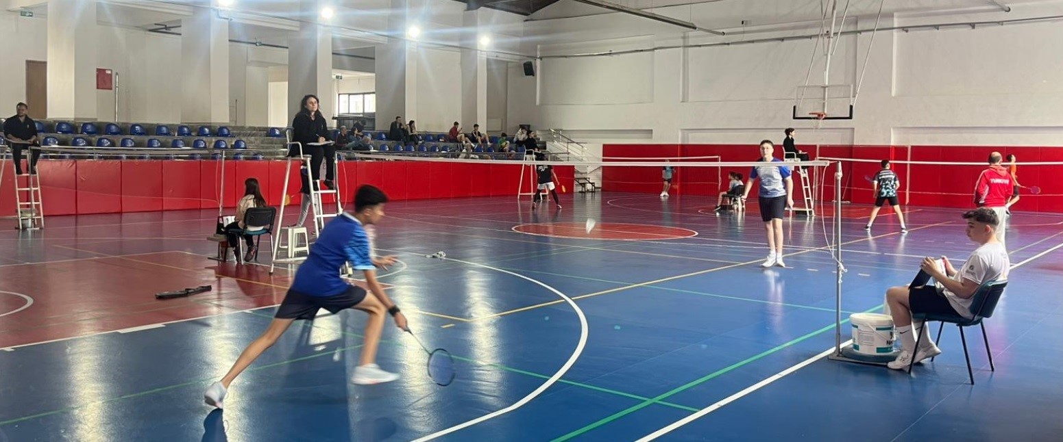 Kütahya’da genç badmintoncular kıyasıya mücadele etti