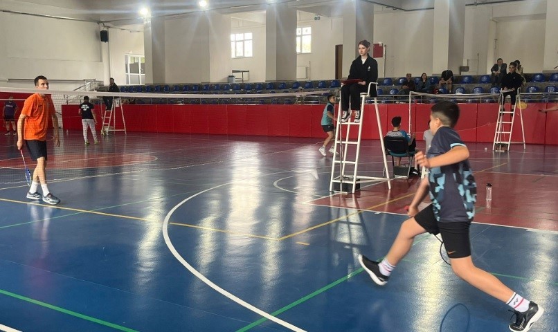 K&uuml;tahya&rsquo;da gen&ccedil; badmintoncular kıyasıya m&uuml;cadele etti
