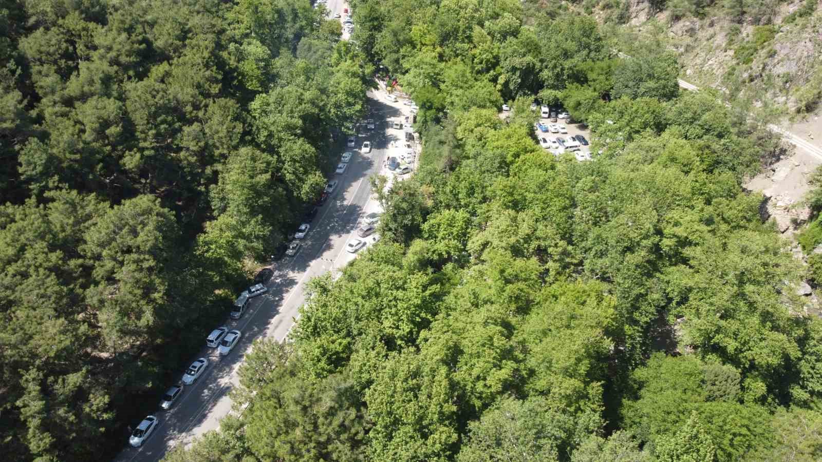 Sıcaktan kaçanlar, tabiat parkında serinledi
