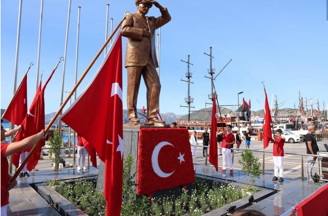 19 Mayıs kutlamaları Marmaris&rsquo;te &ccedil;elenk sunma t&ouml;reni ile başladı
