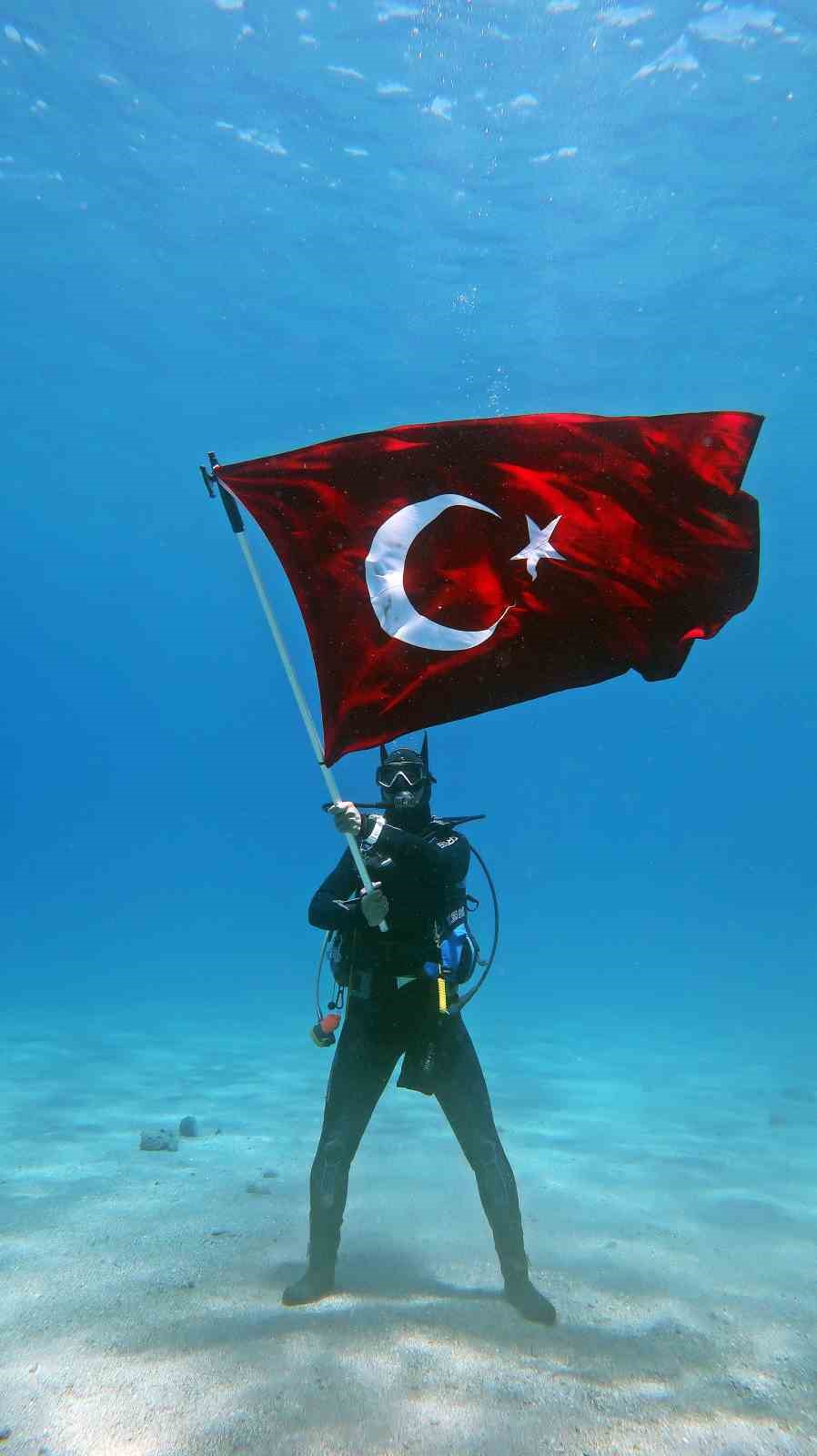 Fethiye’de dalgıçlar 19 Mayıs’ı deniz altında kutladı
