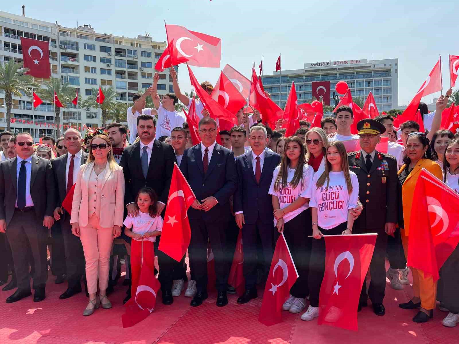İzmir’de 19 Mayıs coşkuyla kutlandı