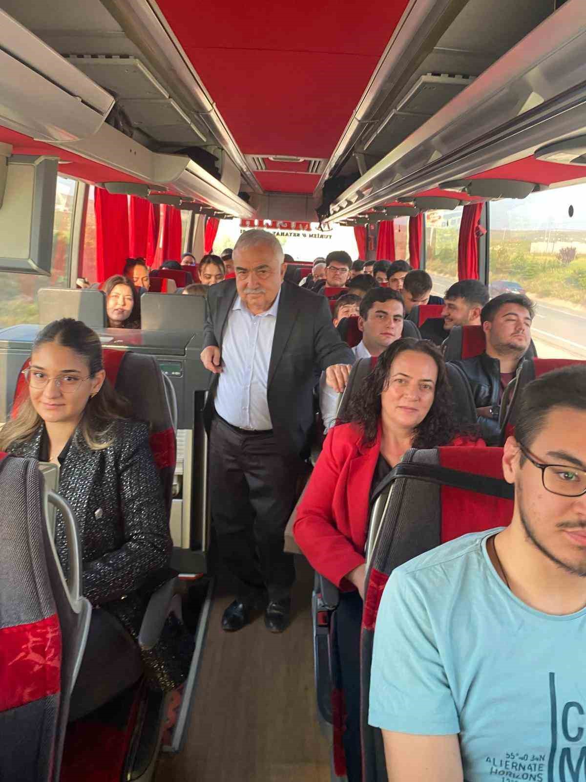 Afyonkarahisarlı ADD&rsquo;li gen&ccedil;ler Anıtkabir&rsquo;e gitti
