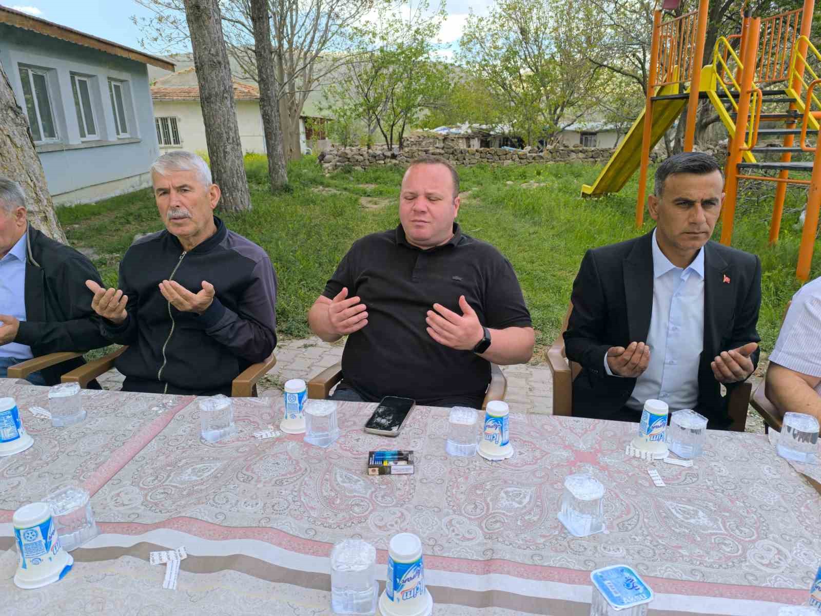 Karahallı k&ouml;y&uuml;nde yağmur duası yapıldı
